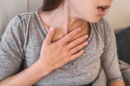 
Thở khò khè hoặc ho thường xuyên là một trong các triệu chứng hen suyễn
