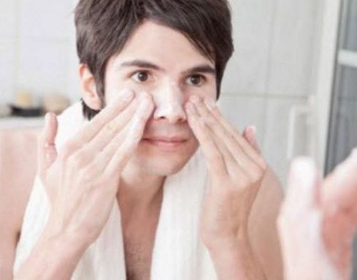 
Sử dụng sữa rửa mắt sẽ tốt hơn xà phòng
