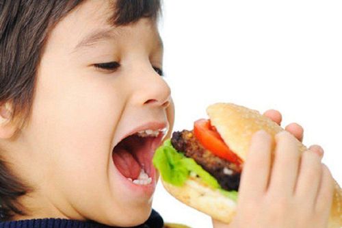 
Trẻ bị táo bón do chế độ ăn uống thiếu khoa học
