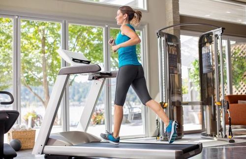 
Đi bộ trên đồi tại máy chạy bộ cũng đem lại hiệu quả tương tự

