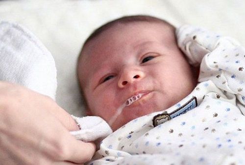 
Việc xử lý sơ cứu trẻ sơ sinh bị sặc sữa đúng cách là điều quan trọng
