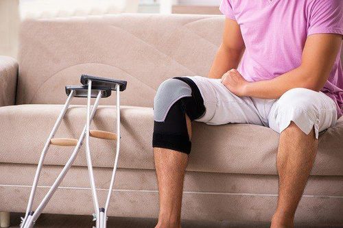 
Tập đi với nạng khi muốn đứng lên cần chú ý cẩn thận
