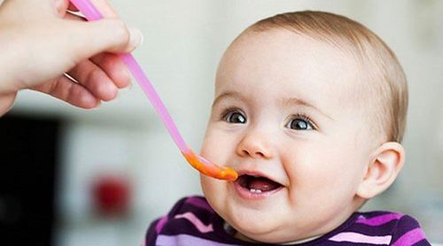 
Trẻ tỏ ra phấn khích lúc thấy thức ăn là dấu hiệu của trẻ đang đói
