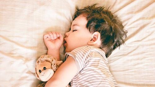 
Trẻ ngủ nhiều bất thường có thể là dấu hiệu của chấn thương não sau ngã

