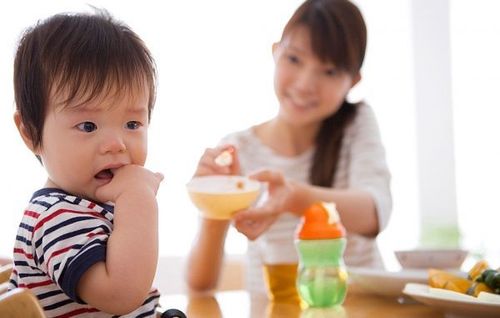 
Để biết thời điểm khi nào chuyển từ ăn bột sang ăn cháo ở trẻ hợp lý cần dựa trên nhiều yếu tố
