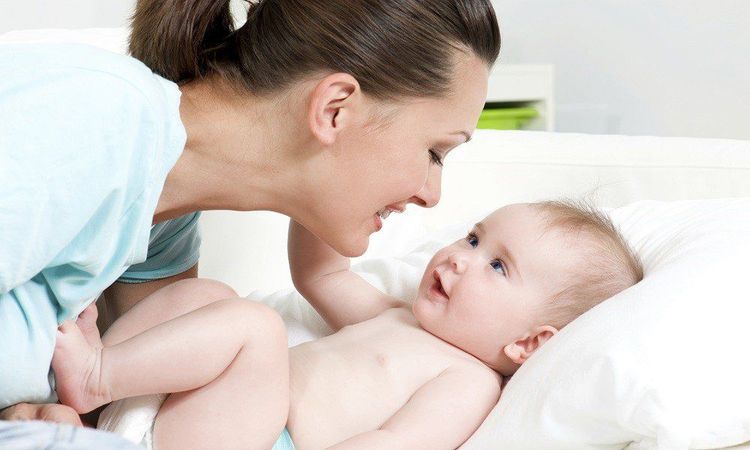 
Ban ngày, mẹ cần chơi đùa và trò chuyện với trẻ
