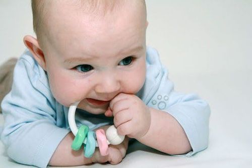 
Trẻ sơ sinh sử dụng xúc giác của mình để tìm hiểu về hình dạng và kết cấu của mọi thứ
