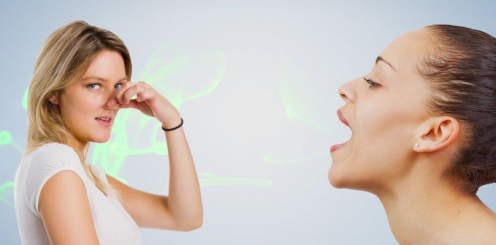
Hơi thở nặng mùi xảy ra chủ yếu do vệ sinh răng miệng kém
