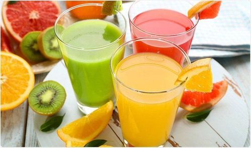 
Cha mẹ không nên pha sữa cho trẻ bằng nước hoa quả
