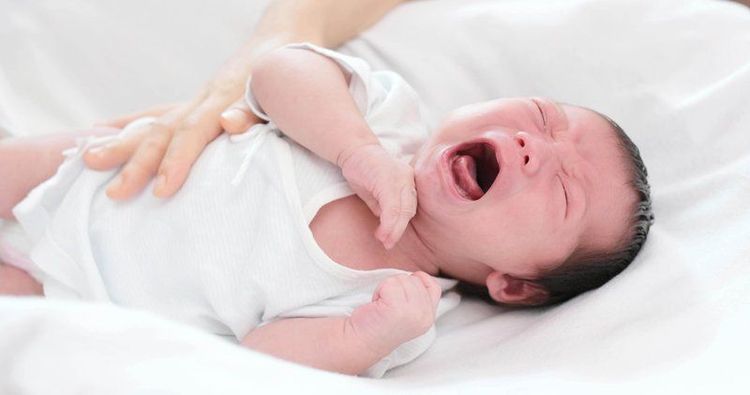 
Một số triệu chứng lồng ruột cấp tính ở trẻ sơ sinh như quấy khóc, nôn mửa, đổ mồ hôi,...
