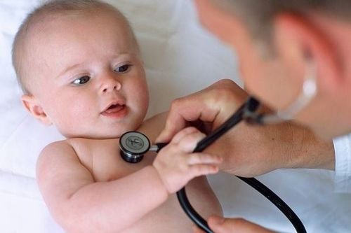 
Người bị nhiễm virus herpes simplex có thể xuất hiện dưới hai dạng là vết loét lạnh hoặc viêm nướu
