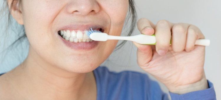 
Đánh răng quá nhiều lần hoặc quá ít lần là một trong những sai lầm khi đánh răng
