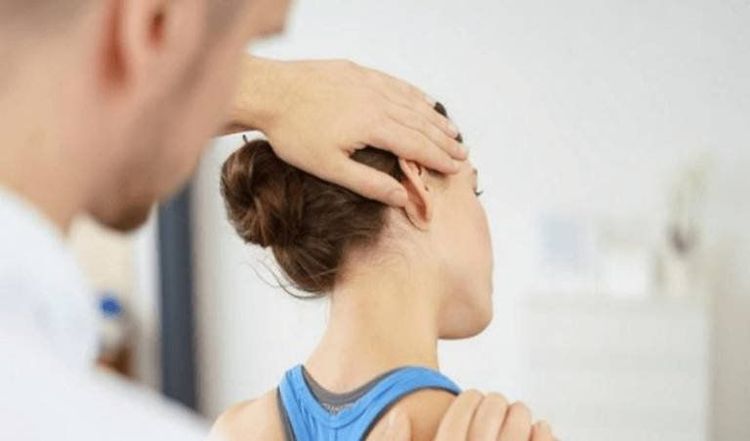 
Bác sĩ có thể tiến hành khám vùng đầu giúp phát hiện triệu chứng thần kinh

