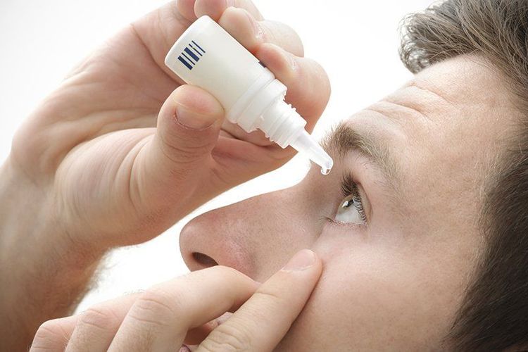 
Bạn có thể sử dụng thuốc nhỏ mắt khi lòng trắng mắt bị phồng rộp theo chỉ dẫn của bác sĩ
