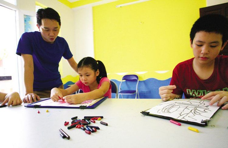 
Rối loạn phổ tự kỷ (tên tiếng Anh là Autism spectrum disorder và viết tắt là ASD) là một khuyết tật phát triển có thể gây ra những thách thức đáng kể trong xã hội, giao tiếp và hành vi
