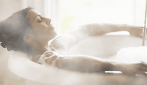 
Sản phụ không nên tắm lâu trong nước có nhiệt độ quá nóng
