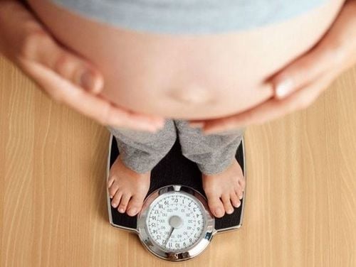 
Tăng cân quá nhanh có thể khiến bà bầu bị đầy bụng xì hơi
