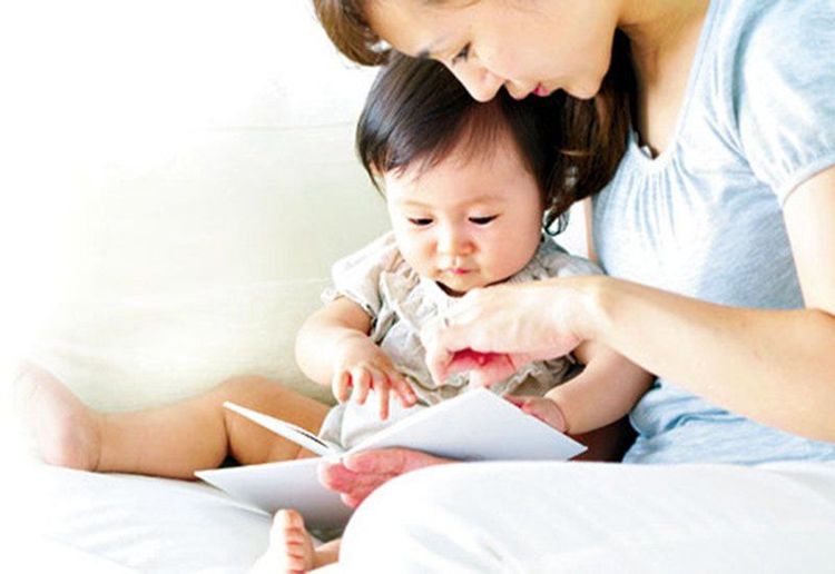 
Khoảng cách đọc sách lý tưởng nhất là từ chỗ đầu ngón tay cái cong lại đến cùi chỏ tay trẻ
