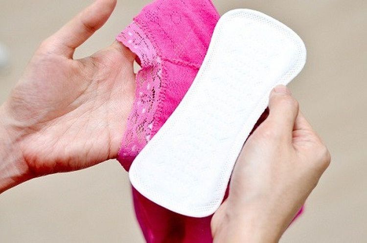 Chị em nên lựa chọn quần lót giấy hoặc băng vệ sinh hàng ngày để thay thường xuyên, vừa tiện lợi vừa tránh viêm nhiễm. 