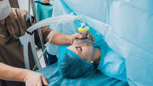 
Gây mê nội khí quản là phương pháp gây mê toàn thân có sử dụng ống nội khí quản nhằm mục đích kiểm soát đường thở của bệnh nhân trong suốt thời gian tiến hành phẫu thuật

