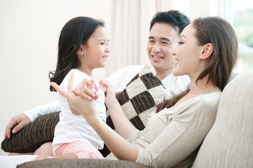 
Cha mẹ hãy dành nhiều thời gian để thường xuyên nói chuyện với trẻ
