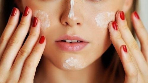 
Sử dụng kem chống nắng phổ rộng mỗi ngày cả khi trời không nắng
