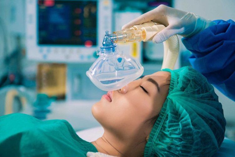 
Việc gây mê trước phẫu thuật sẽ giúp bệnh nhân nằm yên, không đau và không lo lắng hay động đậy trong suốt quá trình phẫu thuật
