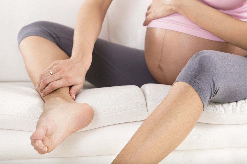 
Sưng bàn chân khi mang thai khiến mẹ bầu gặp nhiều khó khăn khi vận động, di chuyển
