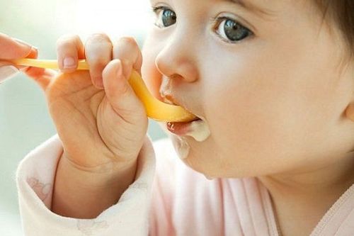 
Thời điểm trẻ ăn váng sữa tốt nhất là các bữa ăn phụ buổi sáng và buổi chiều
