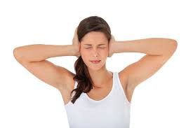
Ù tai là một dấu hiệu của viêm màng sụn vành tai
