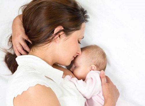 
CMV có thể lây truyền từ mẹ sang con

