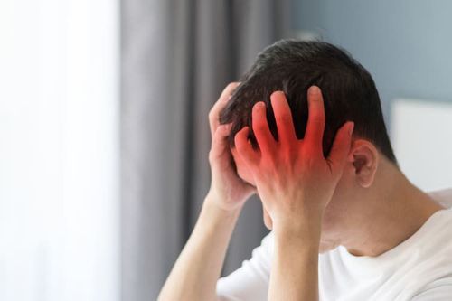 
Đau đầu là một trong các triệu chứng liên quan đến u tuyến yên
