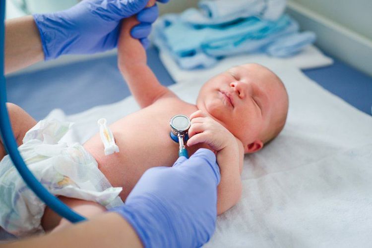 
Trẻ sẽ được bác sĩ chuyên khoa kiểm tra tim và phổi
