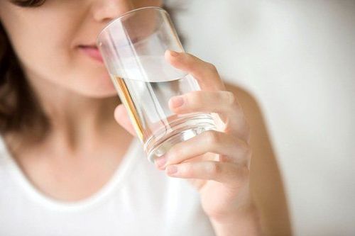 
Bổ sung đủ lượng nước hàng ngày để cơ thể dễ bài tiết
