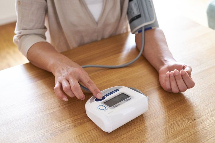 
Đo mạch, huyết áp là việc cần làm sau kiểm soát tử cung
