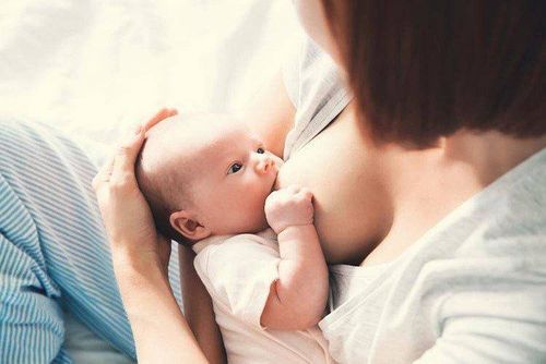 
Trẻ so sinh nên được ăn bằng sữa mẹ 100% để có hệ miễn dịch tốt nhất
