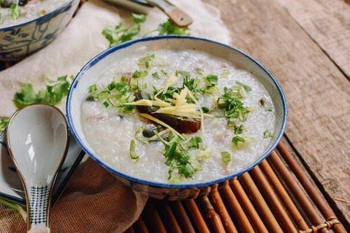 
Người bị cảm lạnh nên ăn cháo hành và gừng
