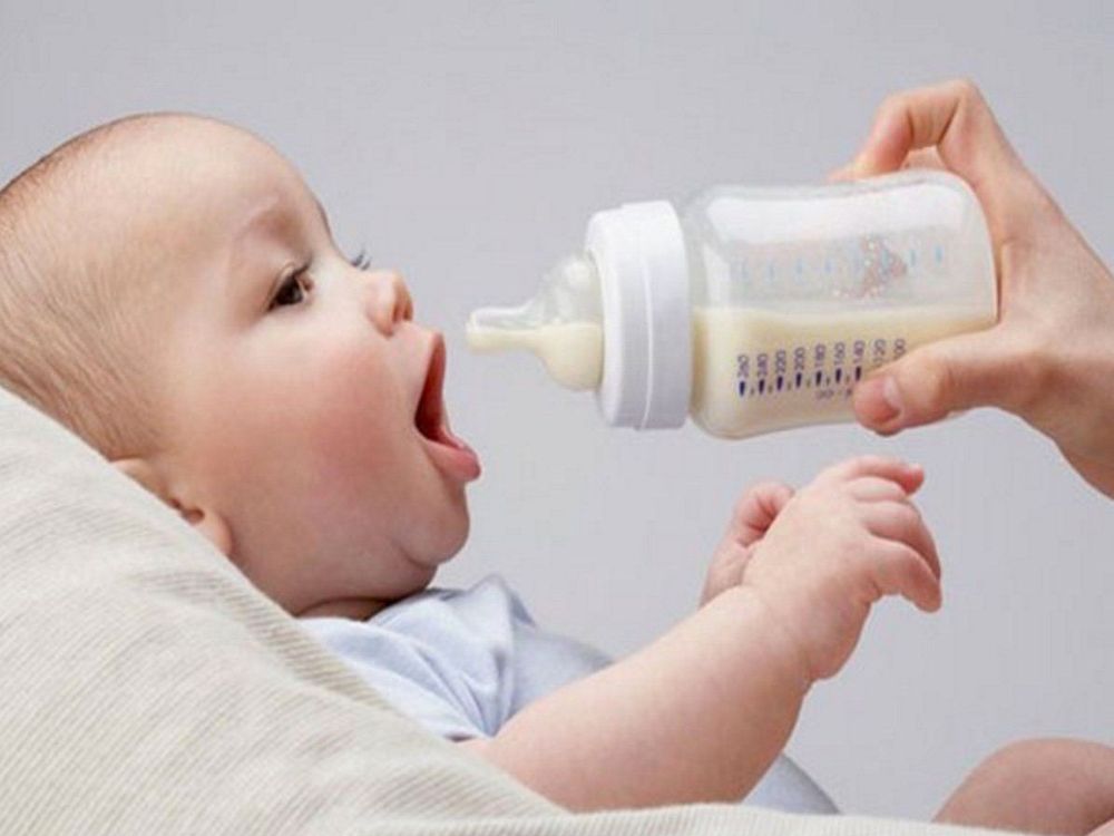 
Để có thể giúp bé cai sữa thành công, bạn có thể cho bé tập bú bình
