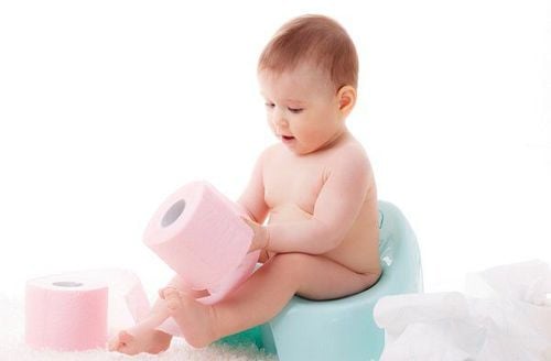 
Nên cho trẻ đi vệ sinh vào bô sạch để phục vụ lấy mẫu phân xét nghiệm
