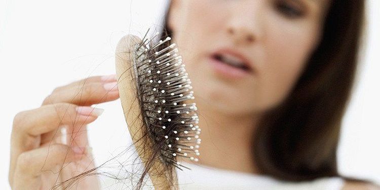 
Phụ nữ vừa sinh con xong có thể thấy tóc rụng với tốc độ nhanh hơn bình thường

