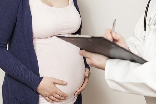 
Nên liên hệ với bác sĩ khi ra dịch màu nâu khi mang thai cùng với các triệu chứng khó chịu khác

