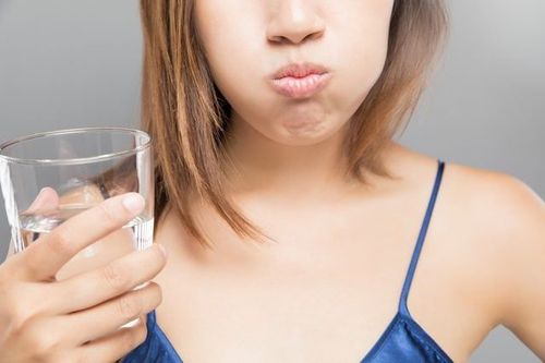 
Lời khuyên tốt nhất là nhẹ nhàng súc miệng dung dịch nước muối nhiều lần trong ngày
