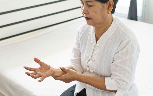 Bệnh tê bì chân tay ở người già có thể do chấn thương gây ra

