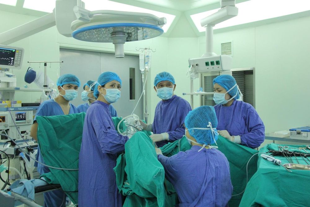 U nang buồng trứng và buồng trứng đa nang có thể được điều trị bằng phương pháp thực hiện phẫu thuật nội soi. 