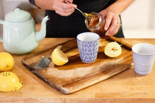 
Trà nóng với mật ong hoặc chanh giúp giảm đau họng hiệu quả
