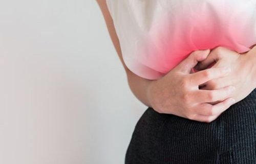 U nang buồng trứng xoắn khi vỡ có thể gây viêm phúc mạc. 