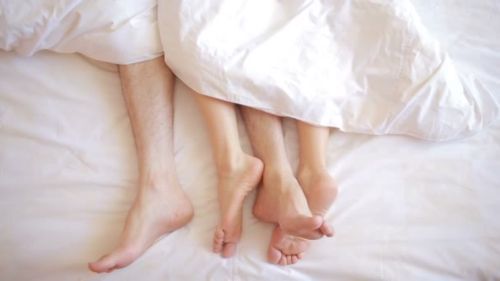 Quan hệ tình ở các tư thế đè nén mạnh lên vùng bụng có thể gây vỡ u nang buồng trứng. 