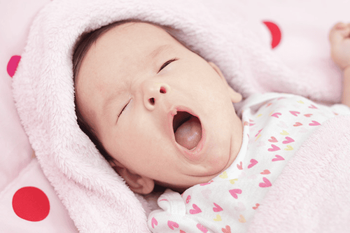 
Nếu trẻ ngủ nhiều theo nhu cầu, trẻ sẽ dễ dàng thức dậy khi đến giờ vào buổi sáng
