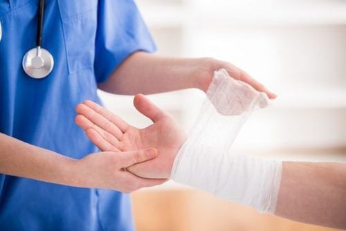 
Nên giữ khô vết thương cho nhanh lành và tránh nhiễm trùng
