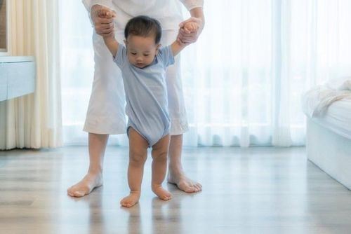 
Cha mẹ có thể tập đứng cho trẻ từ tháng thứ 9
